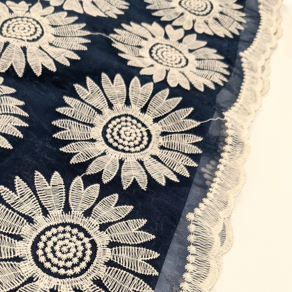 Women's eyelet lace layered shift dress - Picture 3 of 7